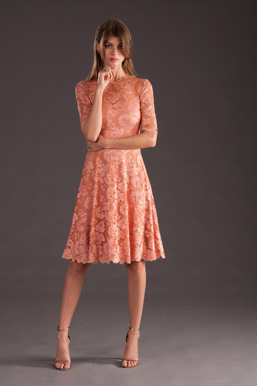 A-Linien-Kleid mit transparenten Ärmeln und gewellten Details