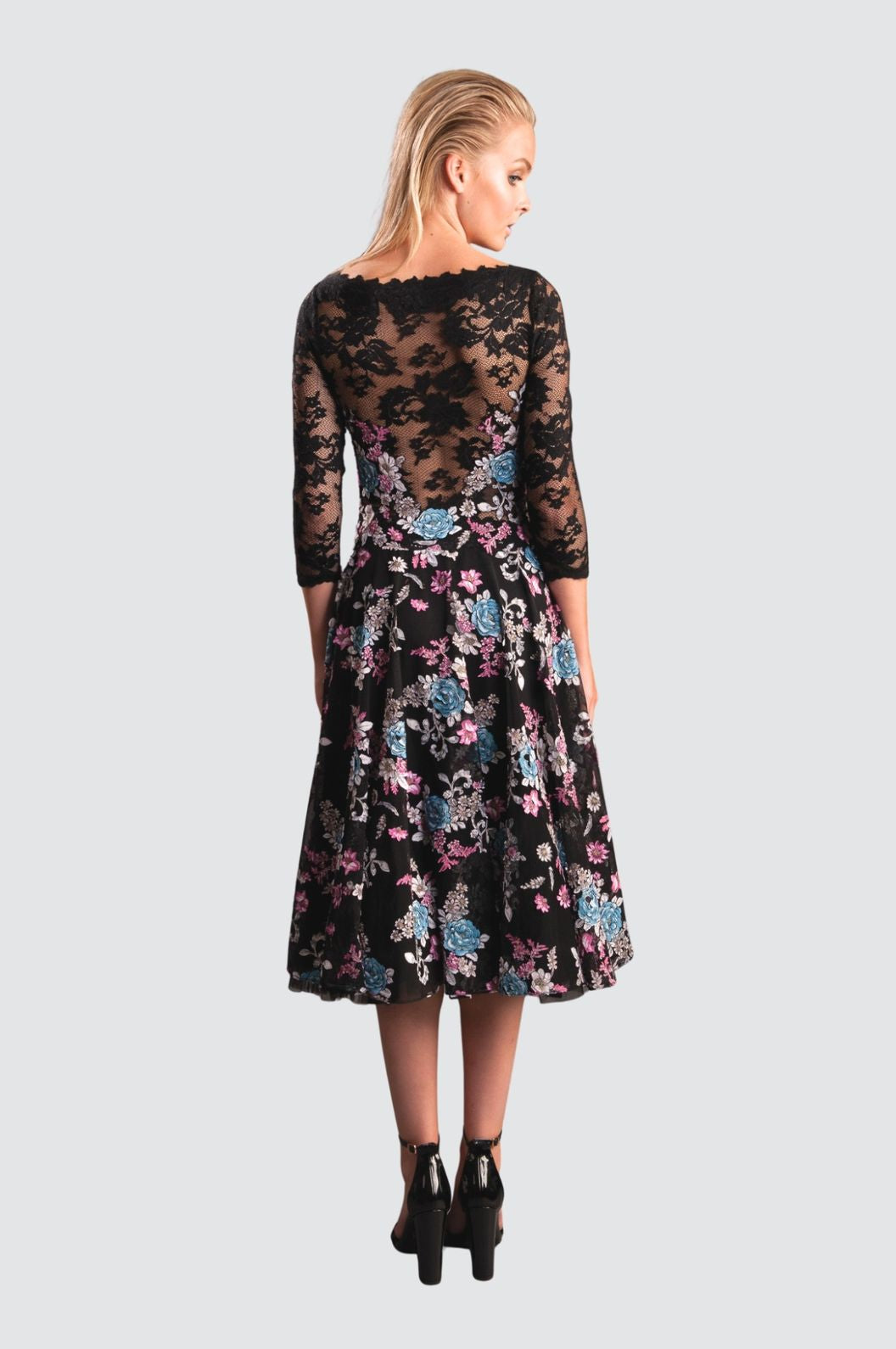 Schwarzes Spitzenkleid mit Blumenmuster