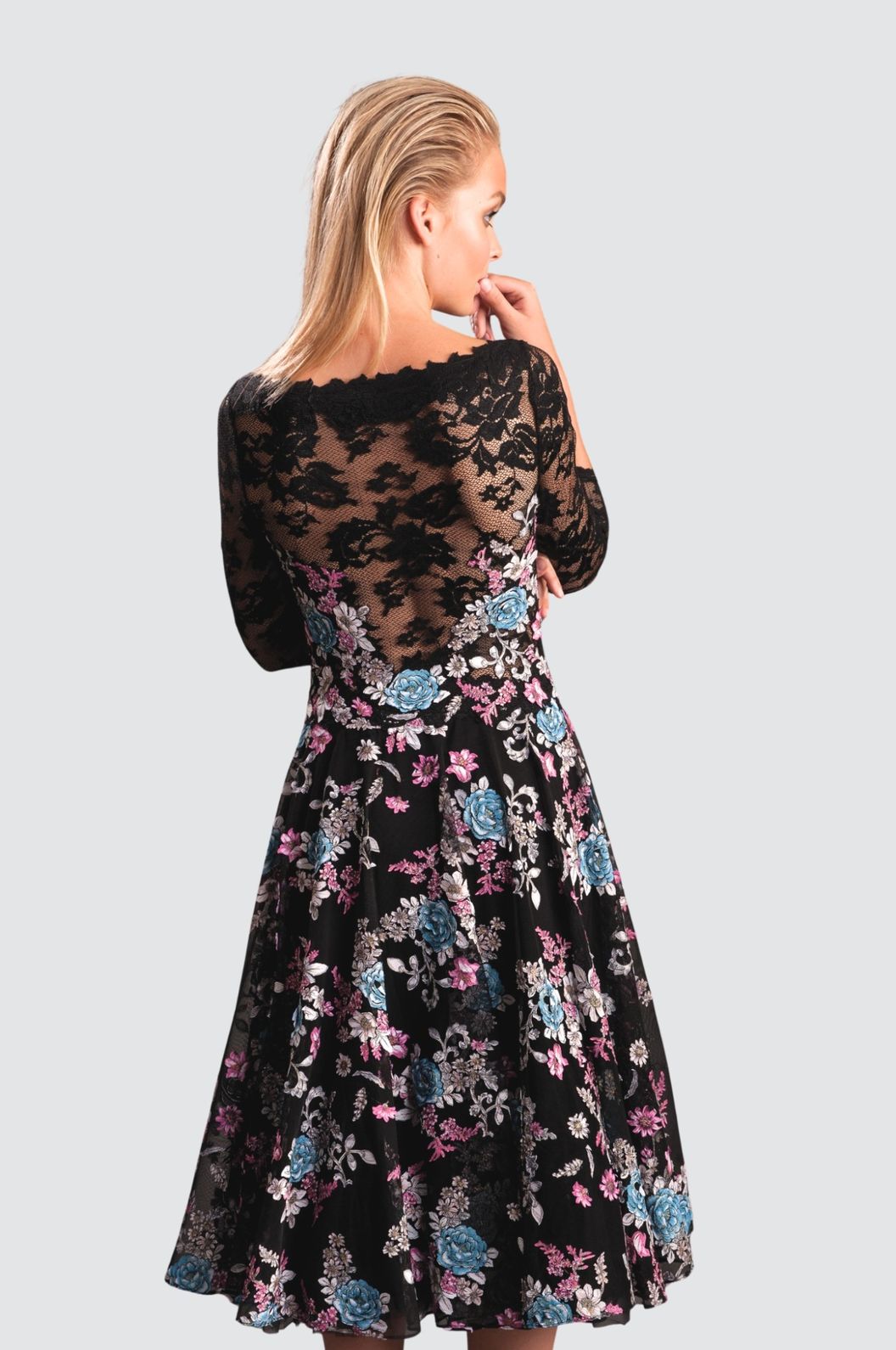 Schwarzes Spitzenkleid mit Blumenmuster