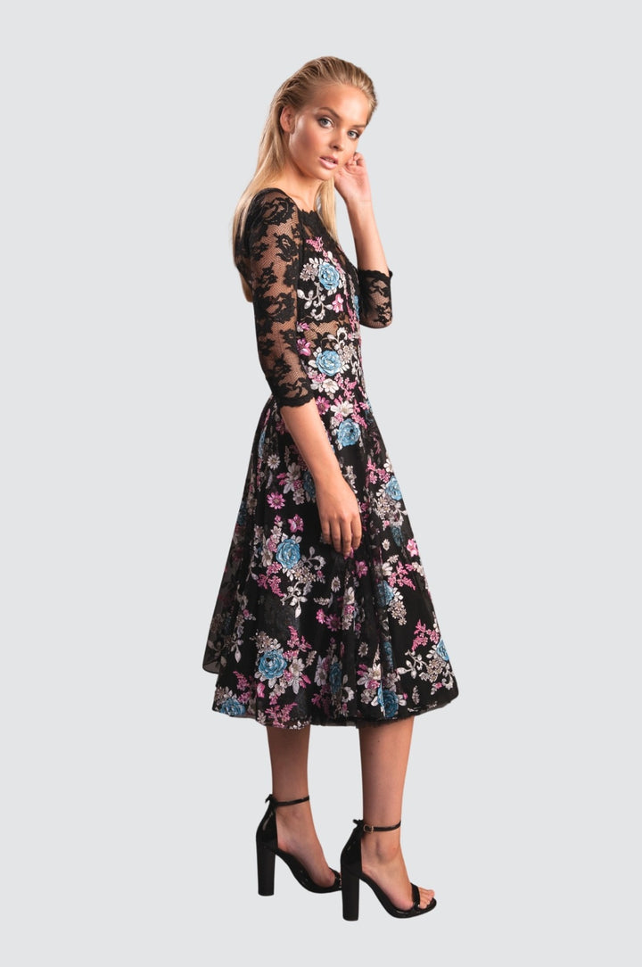 Schwarzes Spitzenkleid mit Blumenmuster