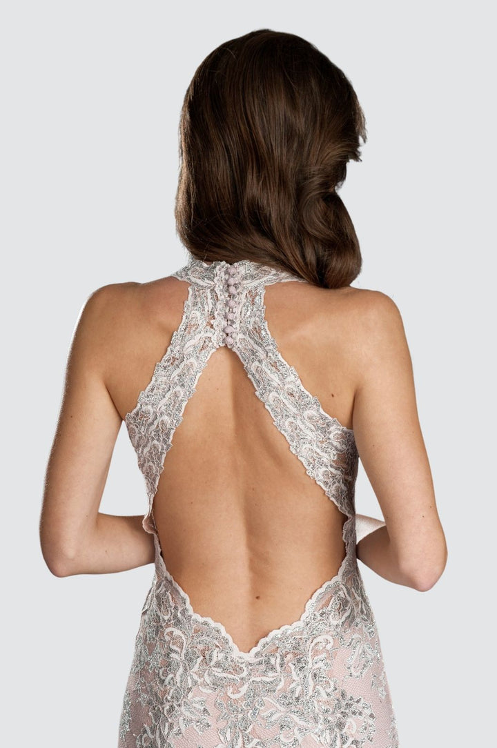 Hochgeschlossenes Spitzenkleid mit offenem Rücken