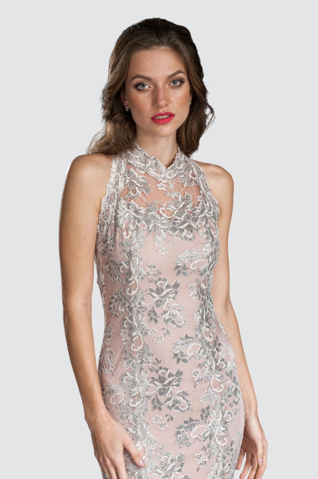 Hochgeschlossenes Spitzenkleid mit offenem Rücken