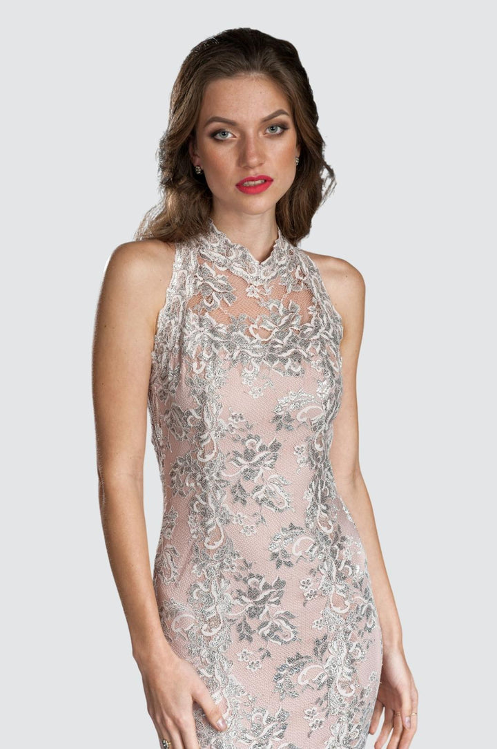 Hochgeschlossenes Spitzenkleid mit offenem Rücken
