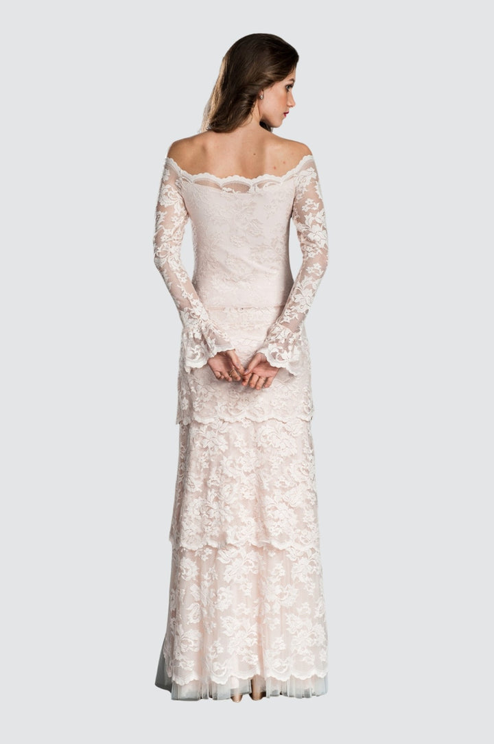 Bodenlanger Spitzenrock mit Lagen