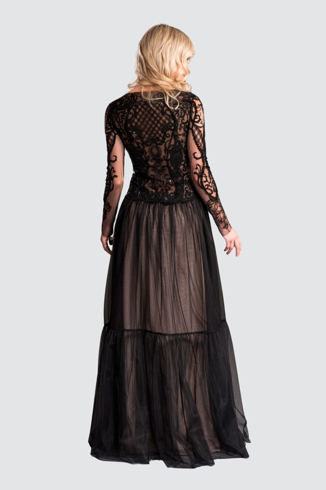 Robe longue ajustée et évasée à paillettes dans le dos