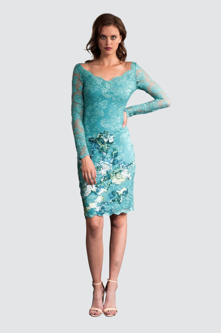 Robe en dentelle à épaules dénudées et décolleté plongeant