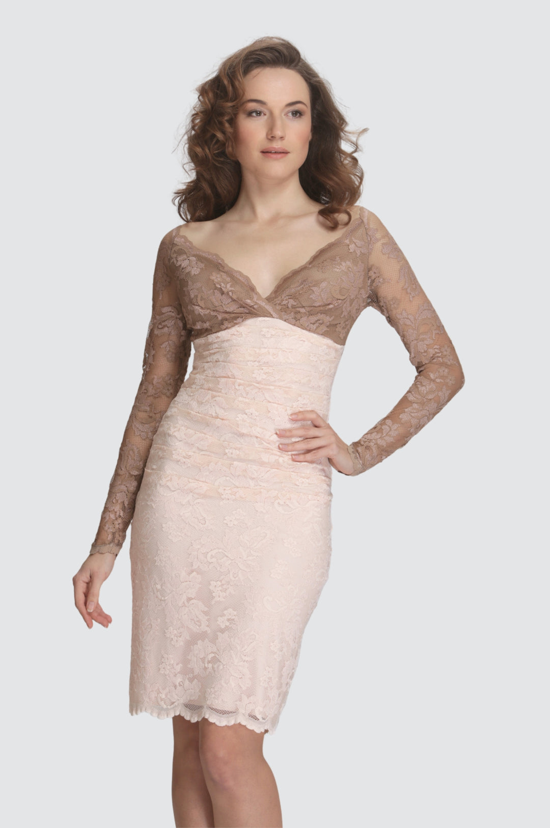 Robe à col profond et taille froncée