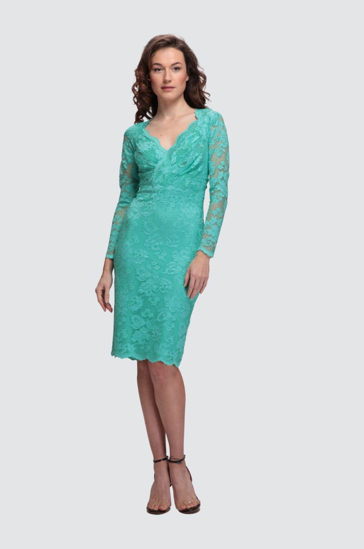 Kleid mit V-Ausschnitt und Muschelsaum