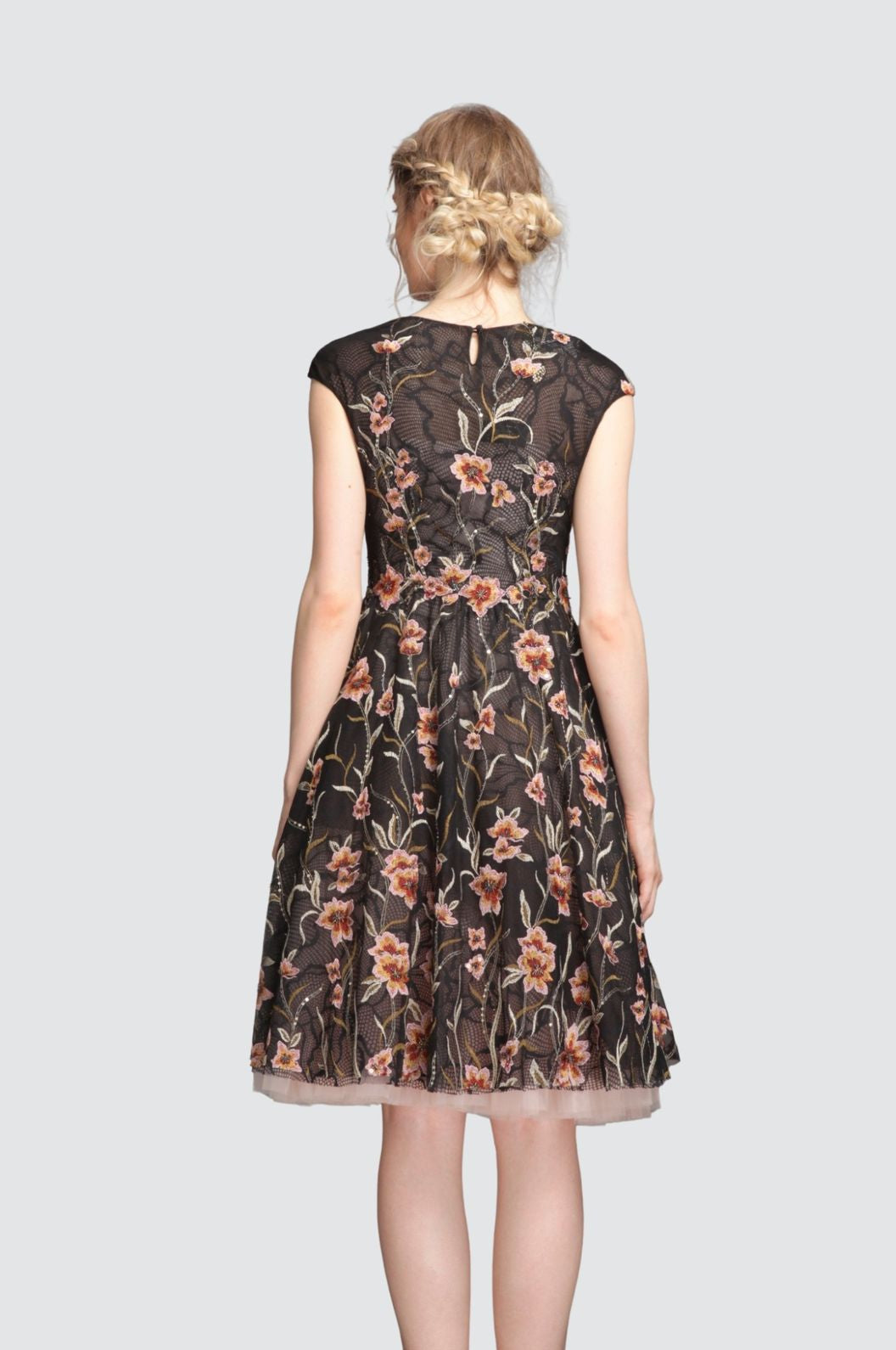 Schwarzes ausgestelltes Tutu-Kleid aus Netzstoff