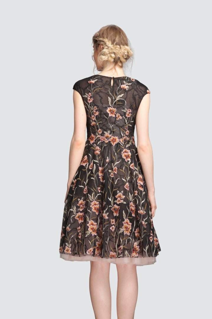 Schwarzes ausgestelltes Tutu-Kleid aus Netzstoff