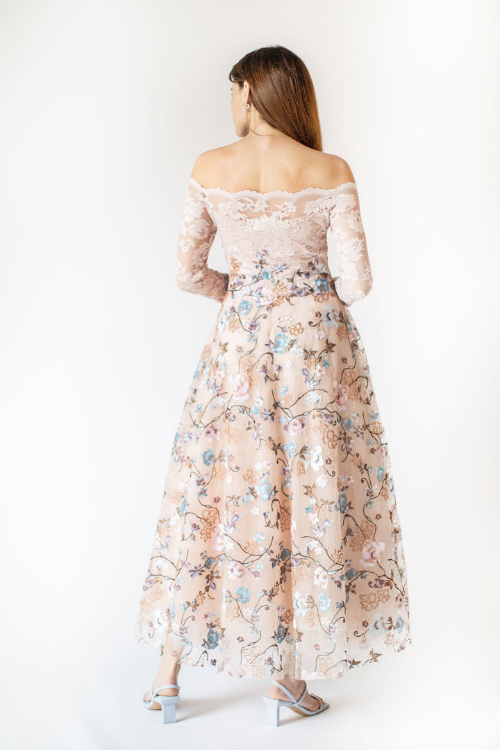 Schulterfreies Midikleid mit Stickerei