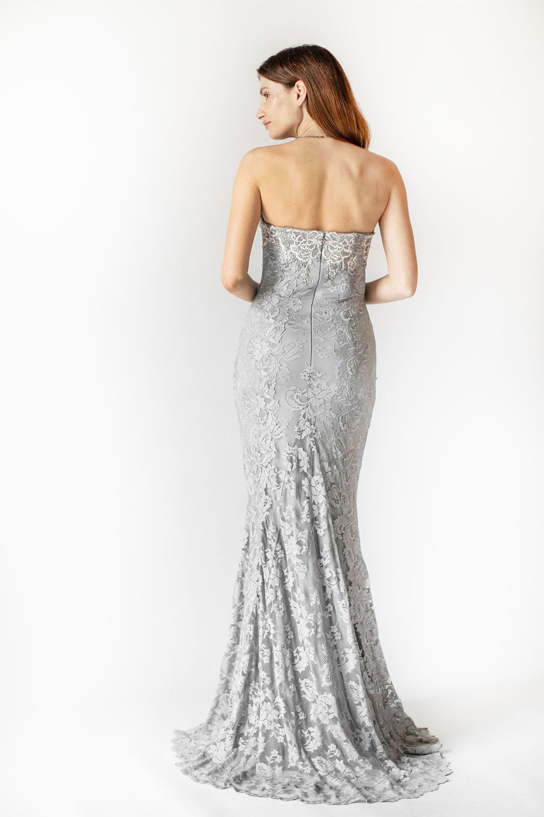 Enthülltes trägerloses Spitzenkleid