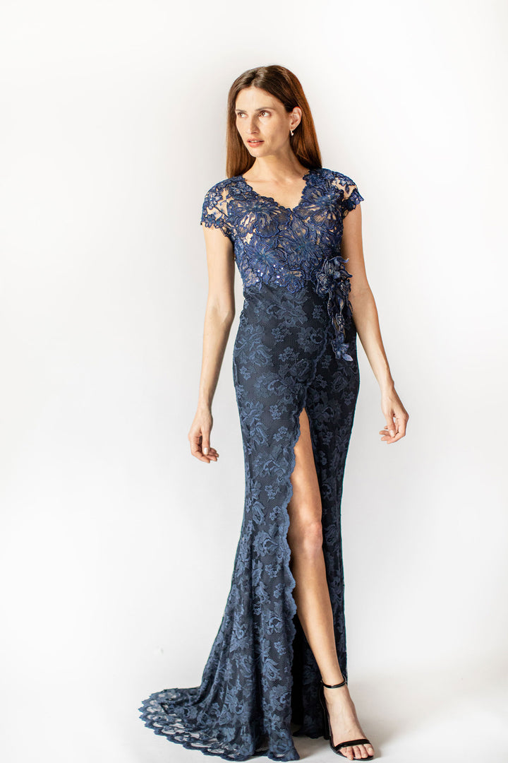 Sapphire Blooms Spitzenkleid mit floralen Applikationen