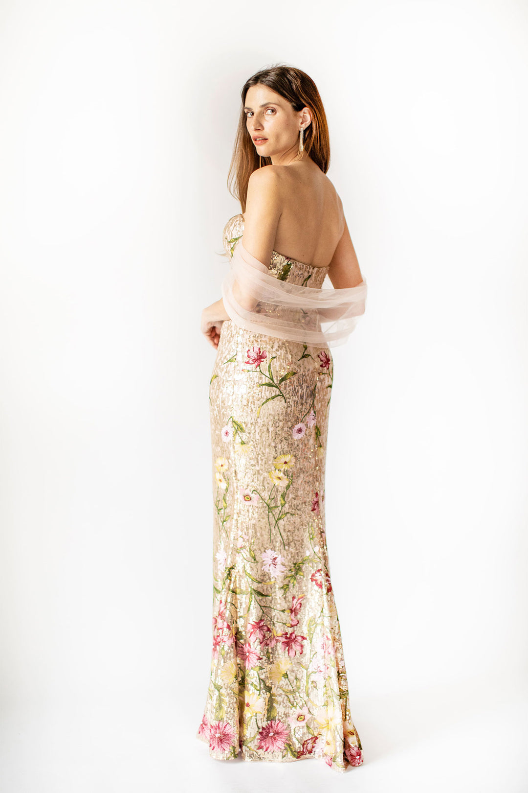 Celestial Bloom – Trägerloses, goldenes Kleid mit drapiertem Rücken
