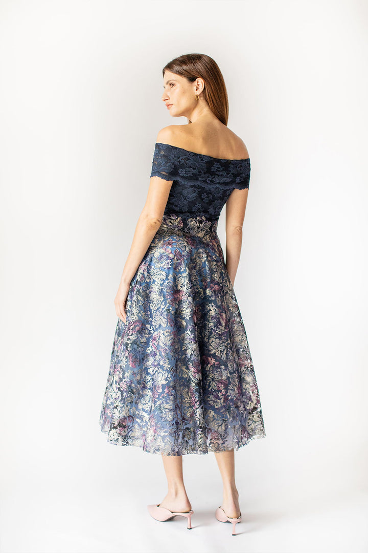 Modernes romantisches Off-Shoulder-Kleid