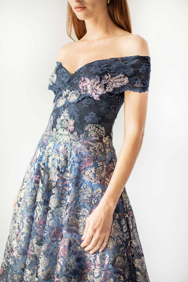 Modernes romantisches Off-Shoulder-Kleid