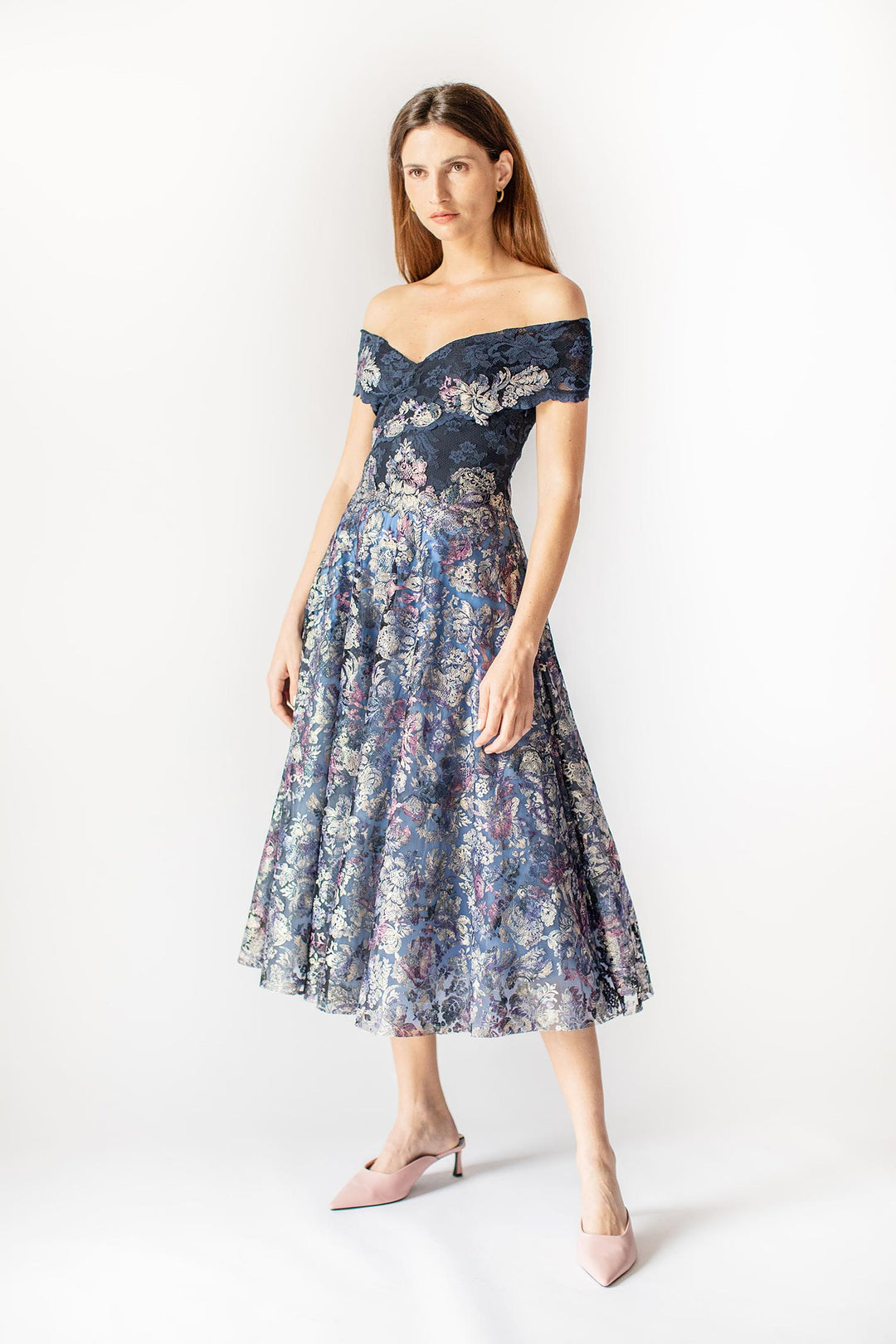Modernes romantisches Off-Shoulder-Kleid