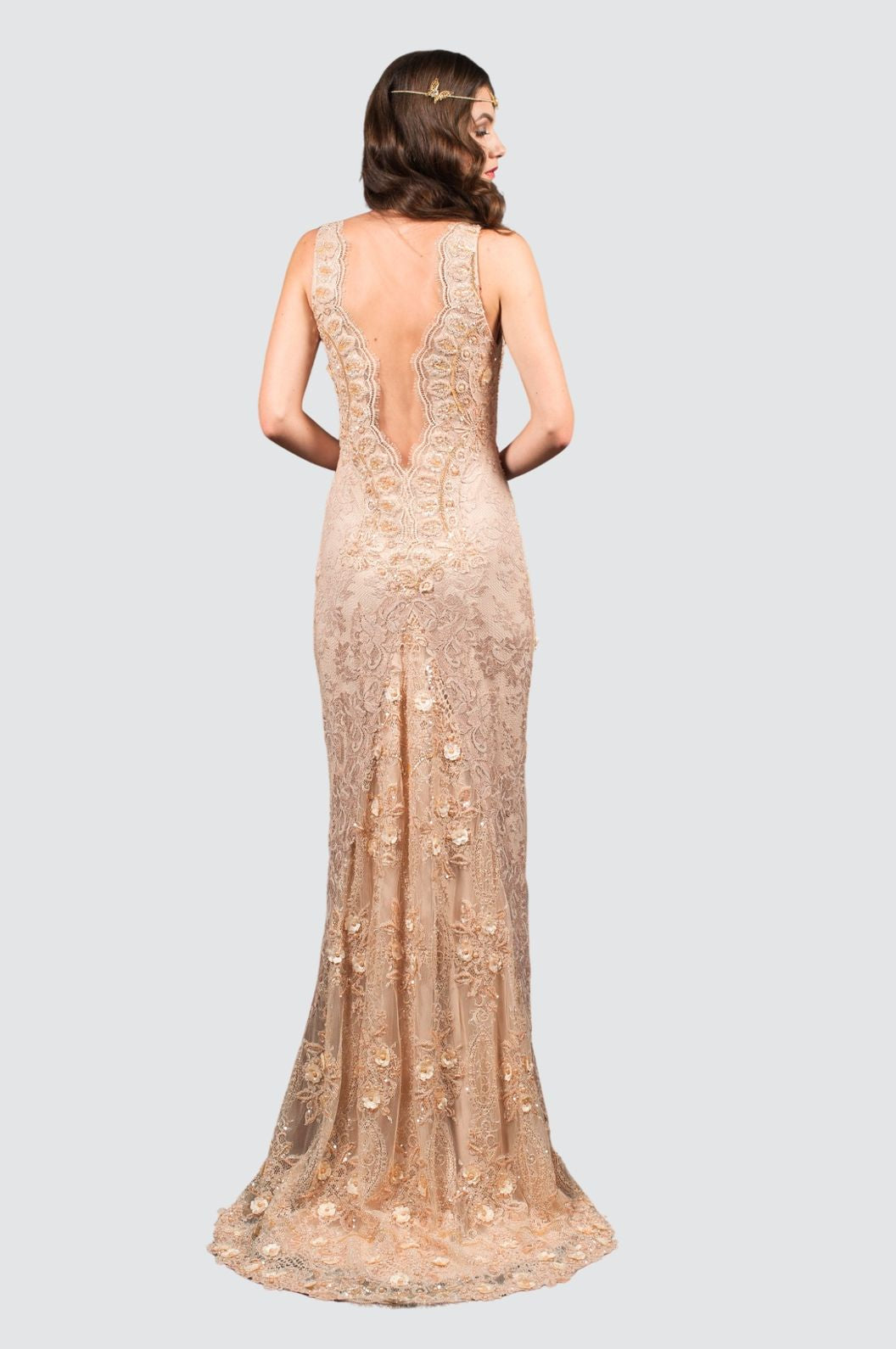 Kleid mit nacktem Hals
