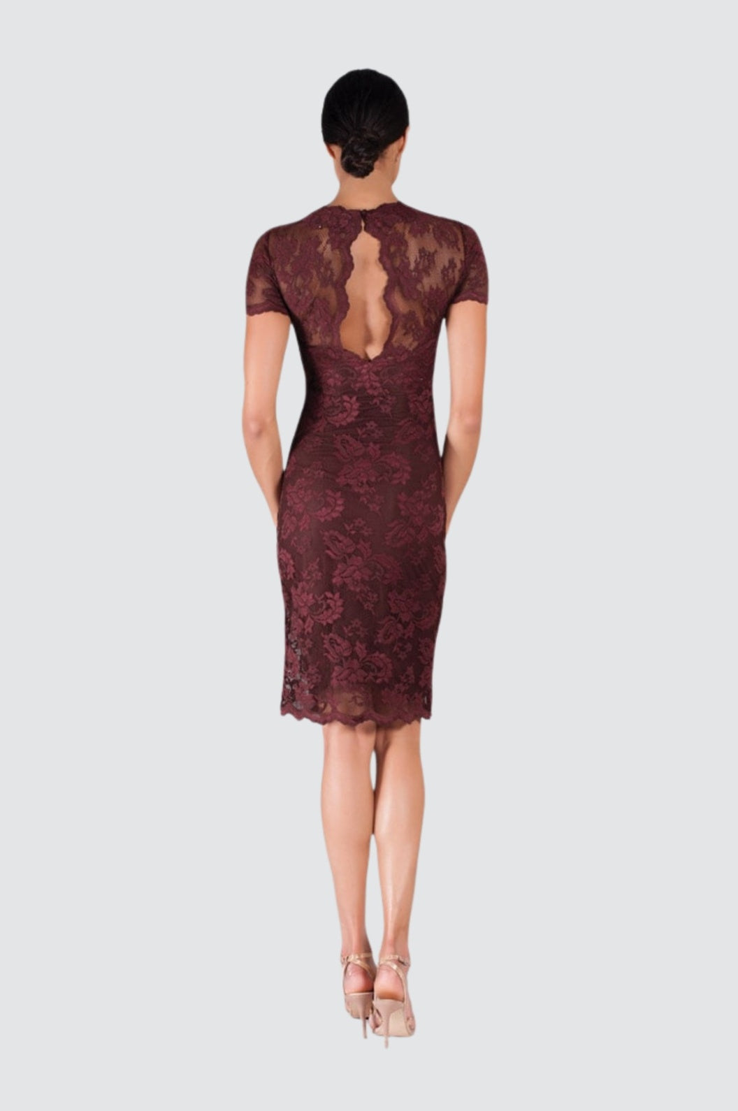 Robe en dentelle avec illusion