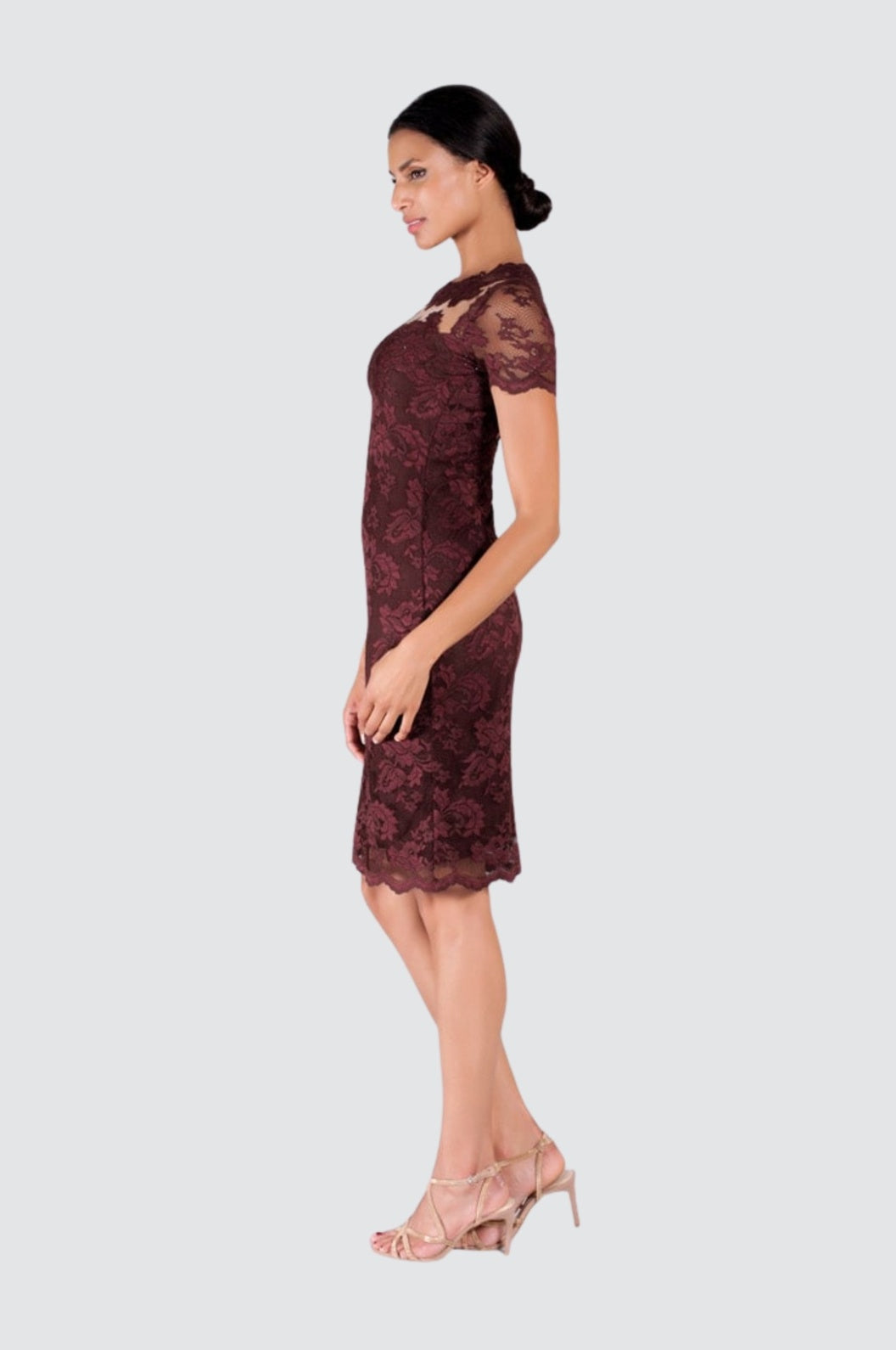 Robe en dentelle avec illusion