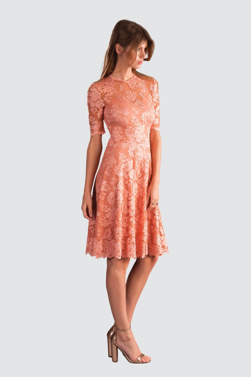 Kurzärmliges Spitzenkleid
