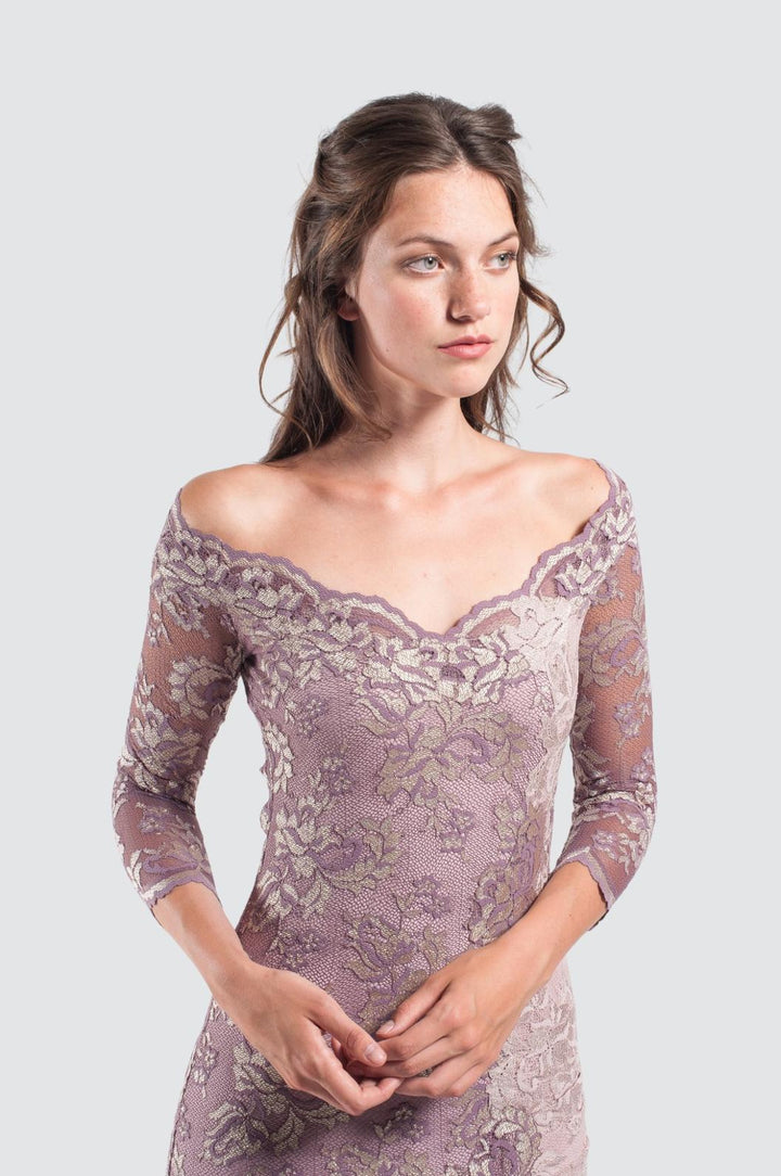 Robe en dentelle florale à manches transparentes