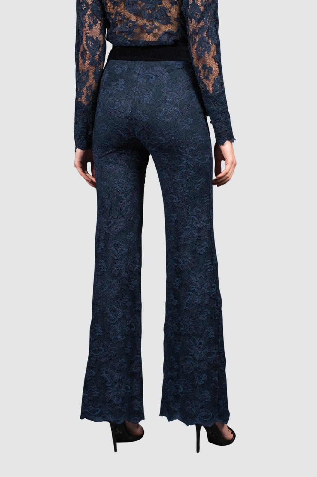 Kleid aus geblümter Spitze mit transparenten Ärmeln