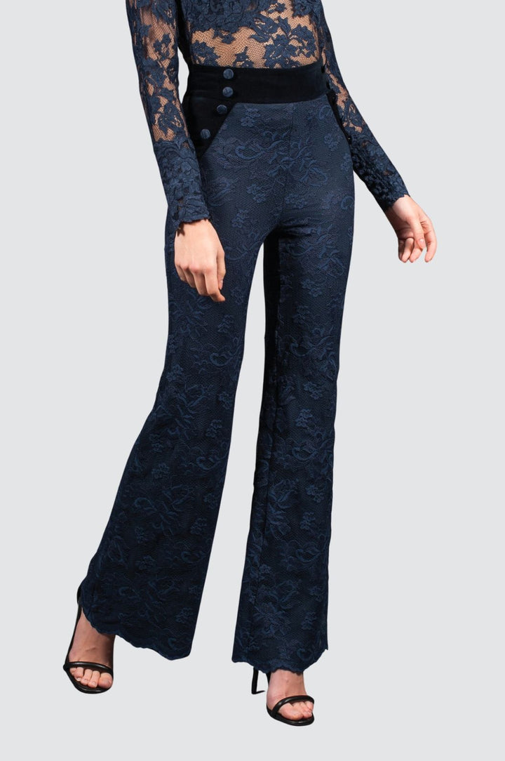 Kleid aus geblümter Spitze mit transparenten Ärmeln