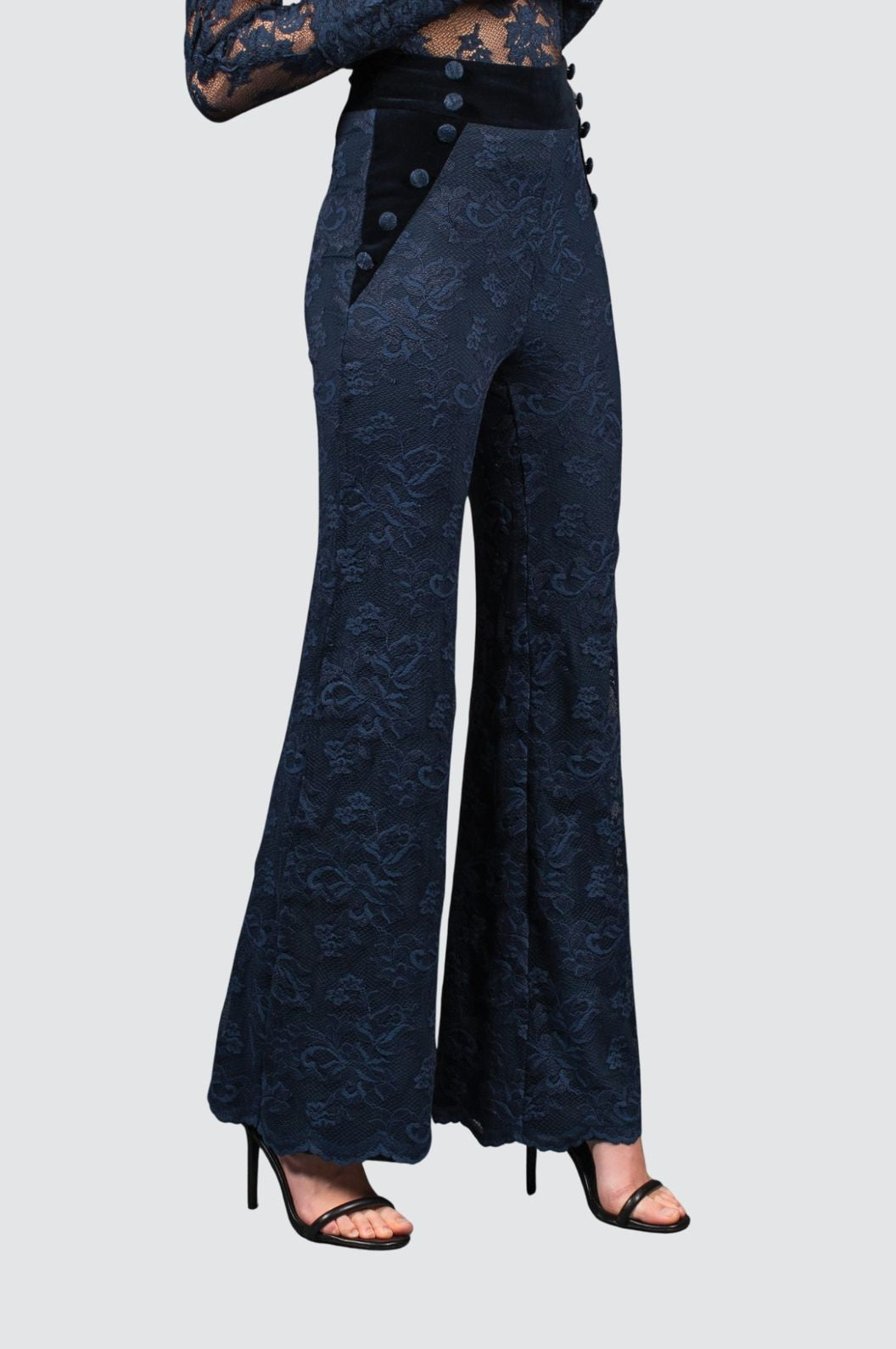 Kleid aus geblümter Spitze mit transparenten Ärmeln