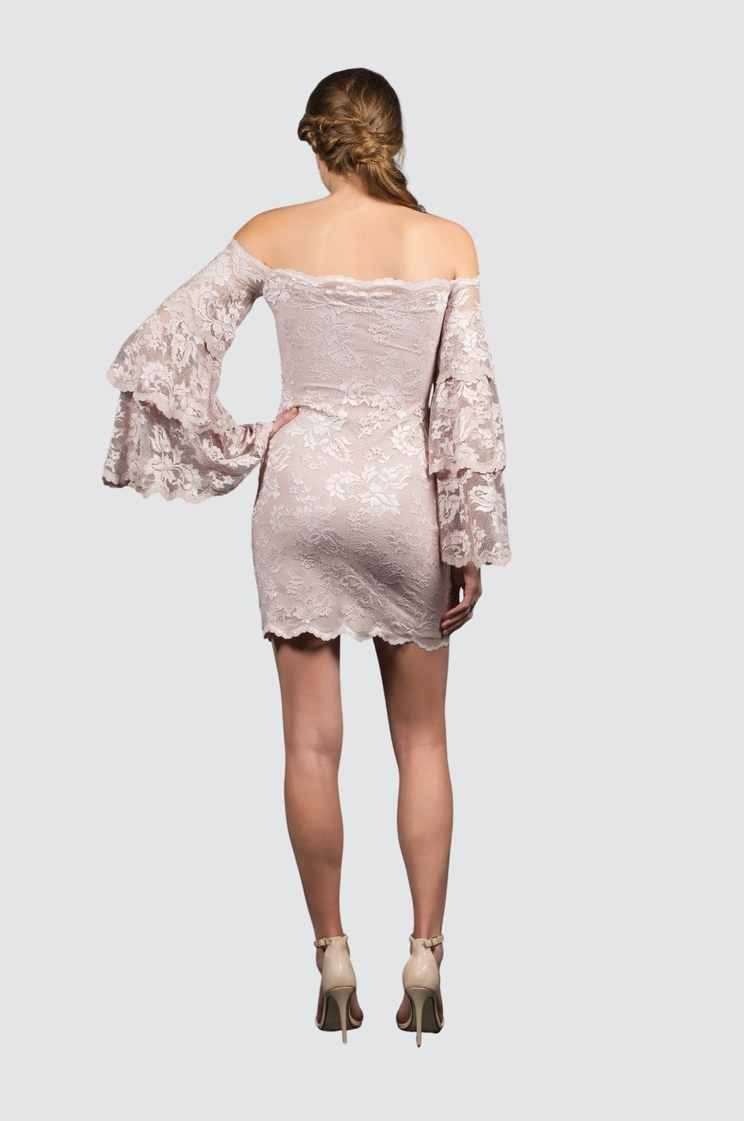 Robe en dentelle à épaules dénudées et manches à volants