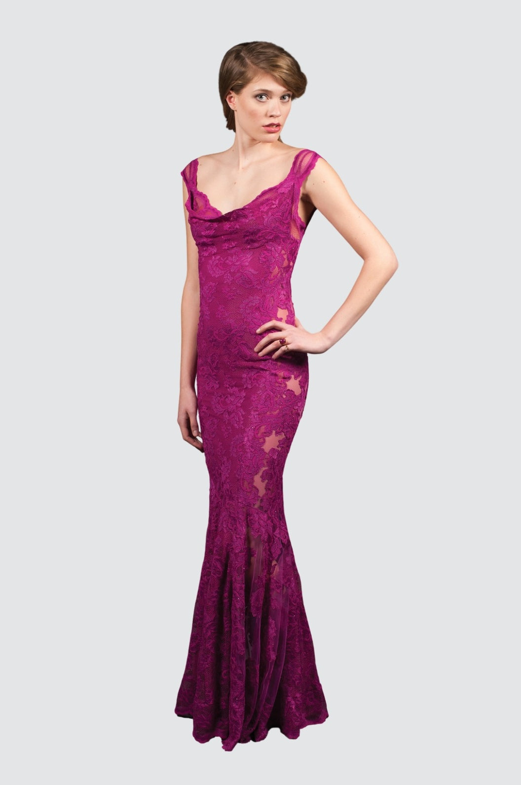 Robe en dentelle florale à manches transparentes