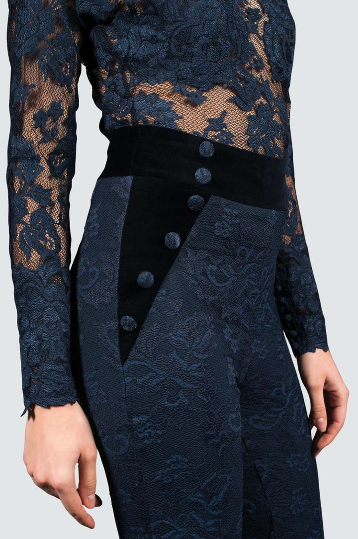 Kleid aus geblümter Spitze mit transparenten Ärmeln