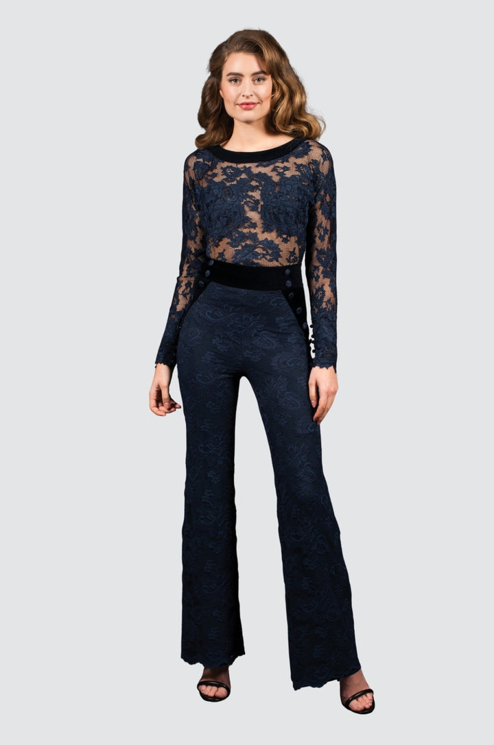 Kleid aus geblümter Spitze mit transparenten Ärmeln