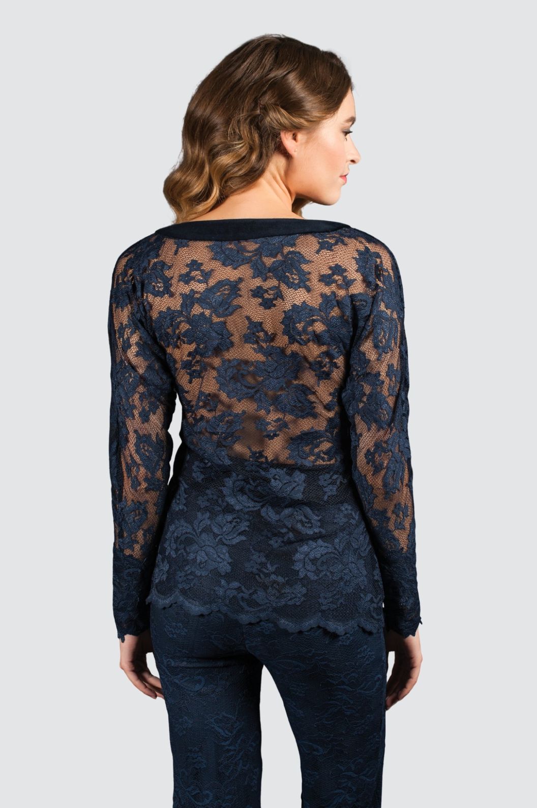 Kleid aus geblümter Spitze mit transparenten Ärmeln