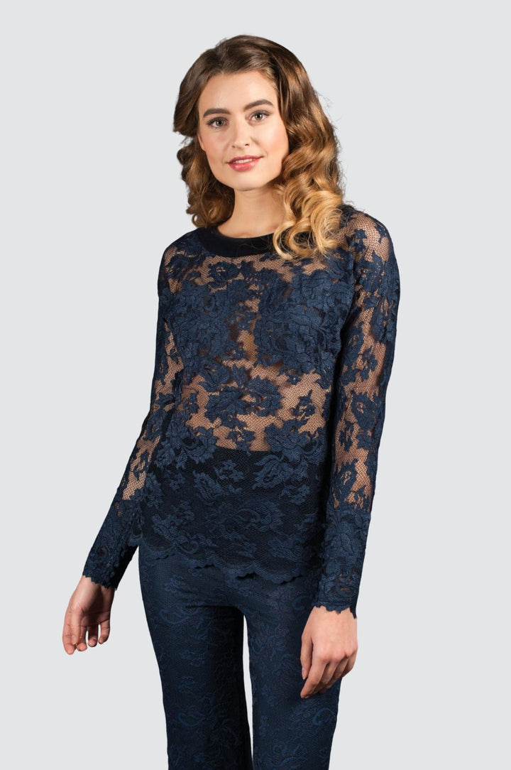 Kleid aus geblümter Spitze mit transparenten Ärmeln