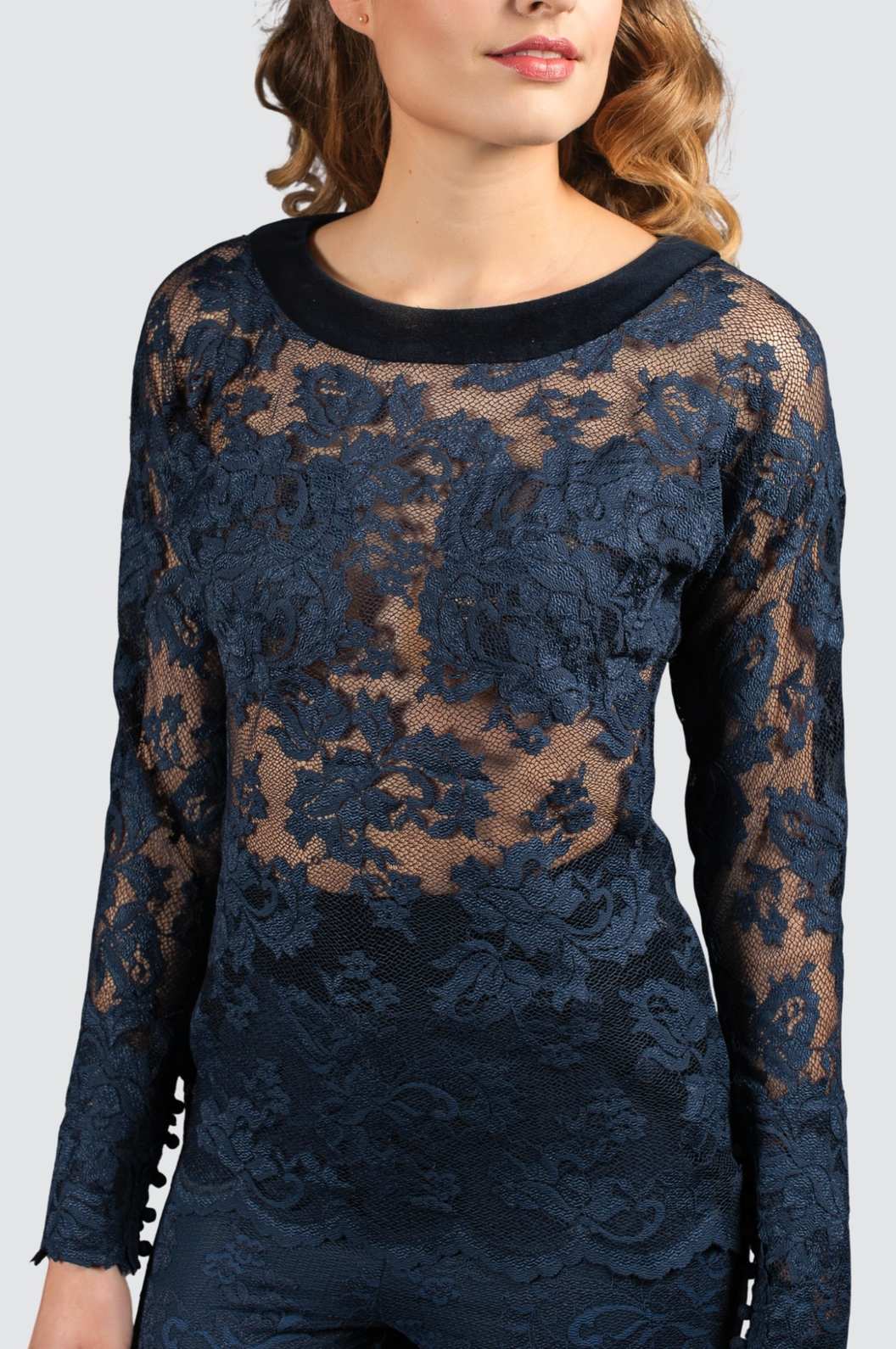 Kleid aus geblümter Spitze mit transparenten Ärmeln