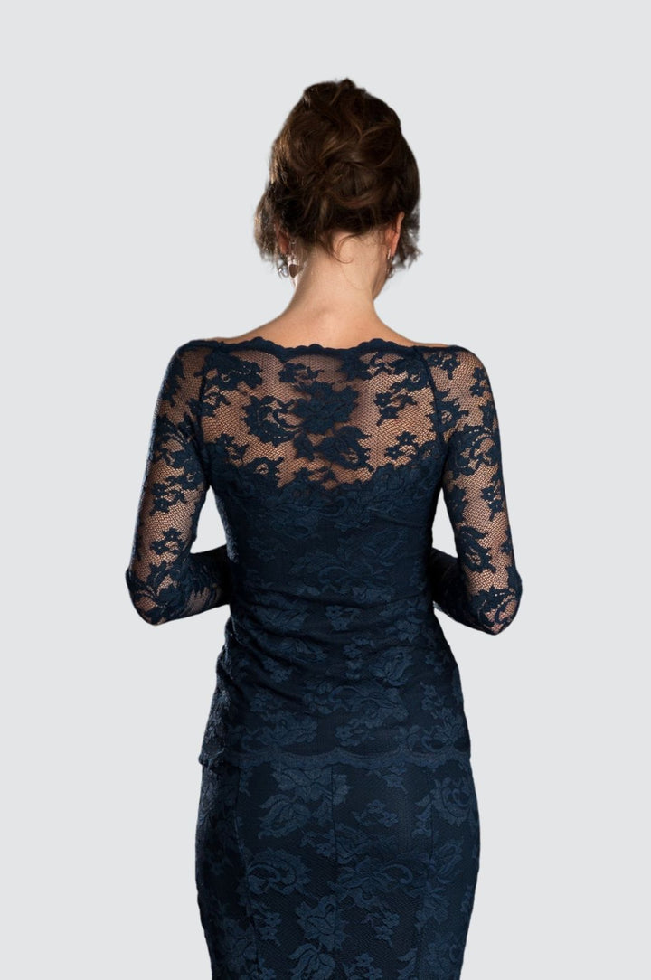 Haut en dentelle ouvert sur le devant