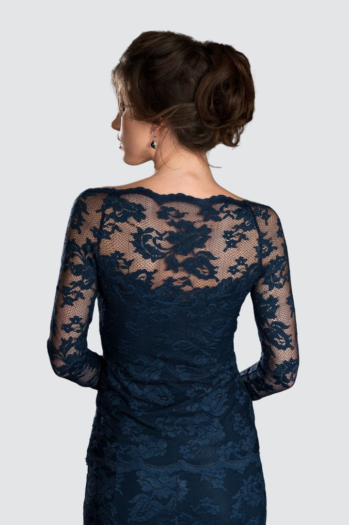 Haut en dentelle ouvert sur le devant