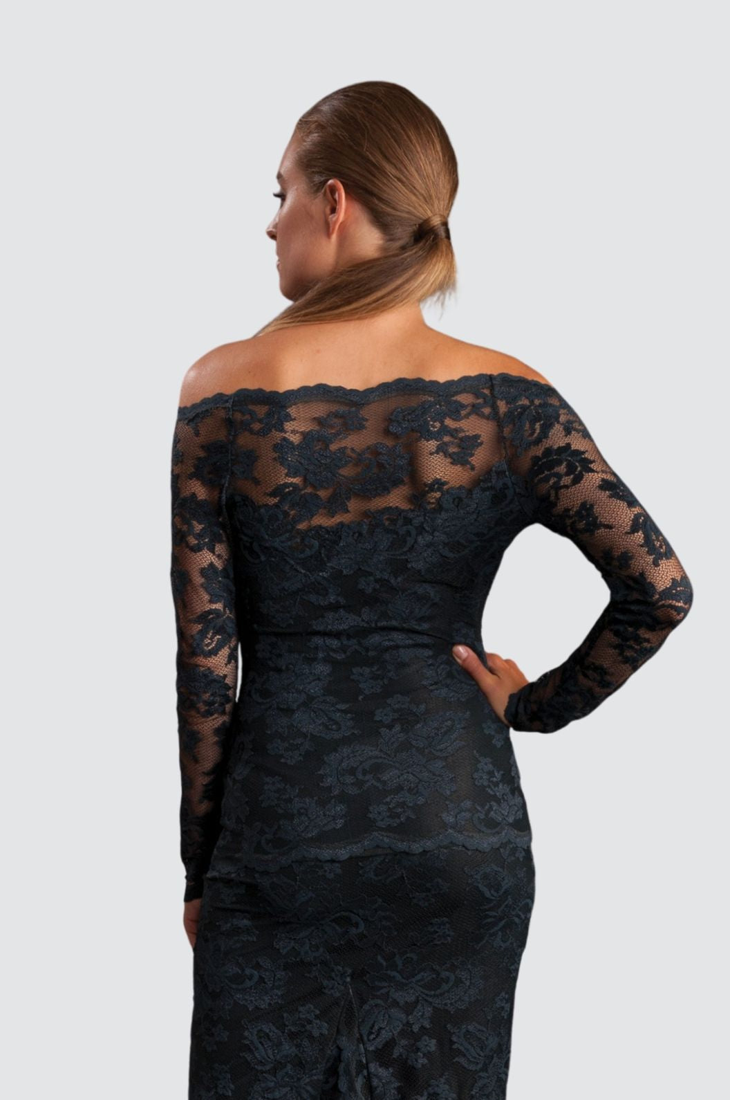 Haut en dentelle ouvert sur le devant