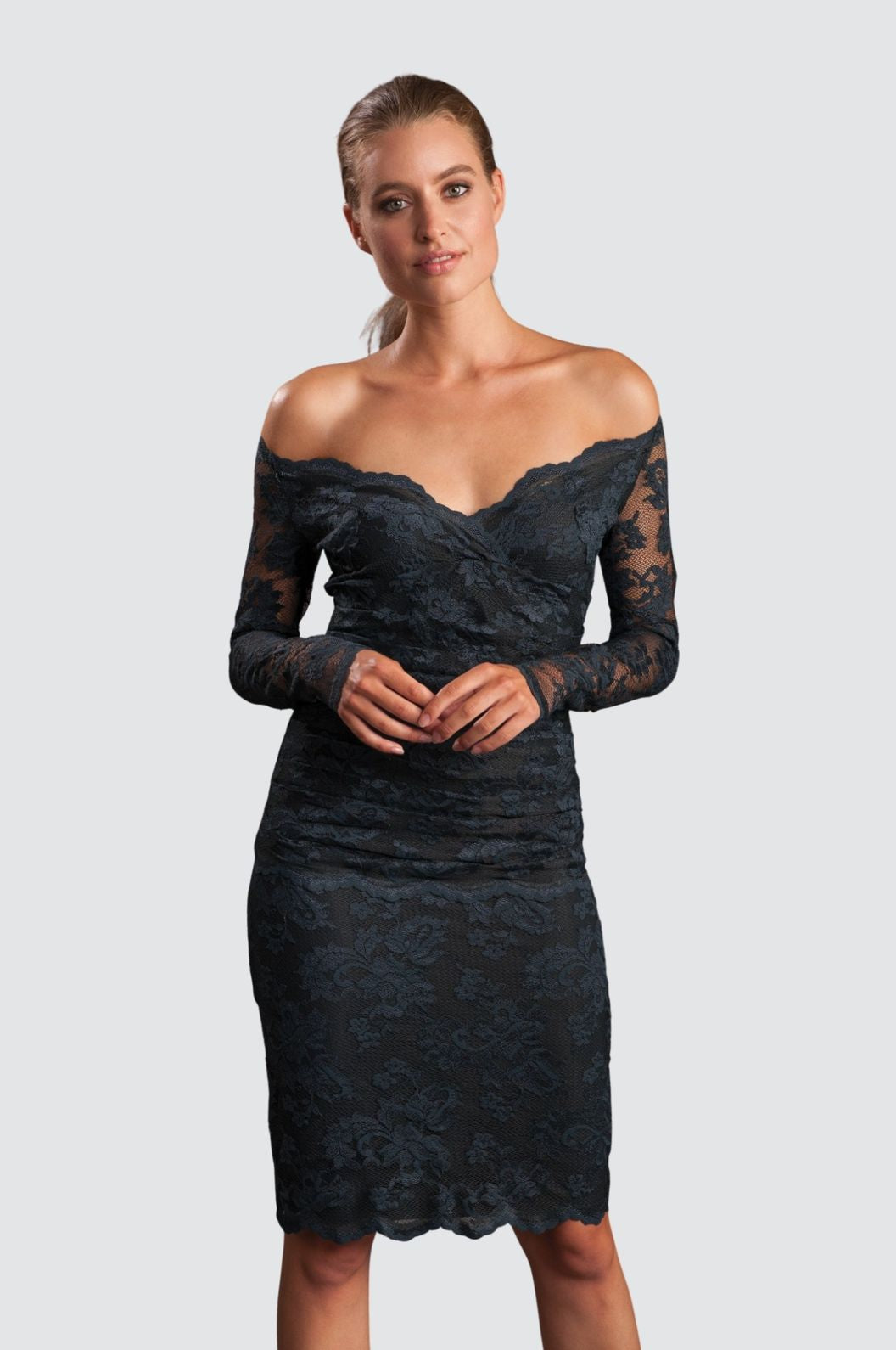 Eleganter schwarzer Spitzenrock mit Schlitz hinten