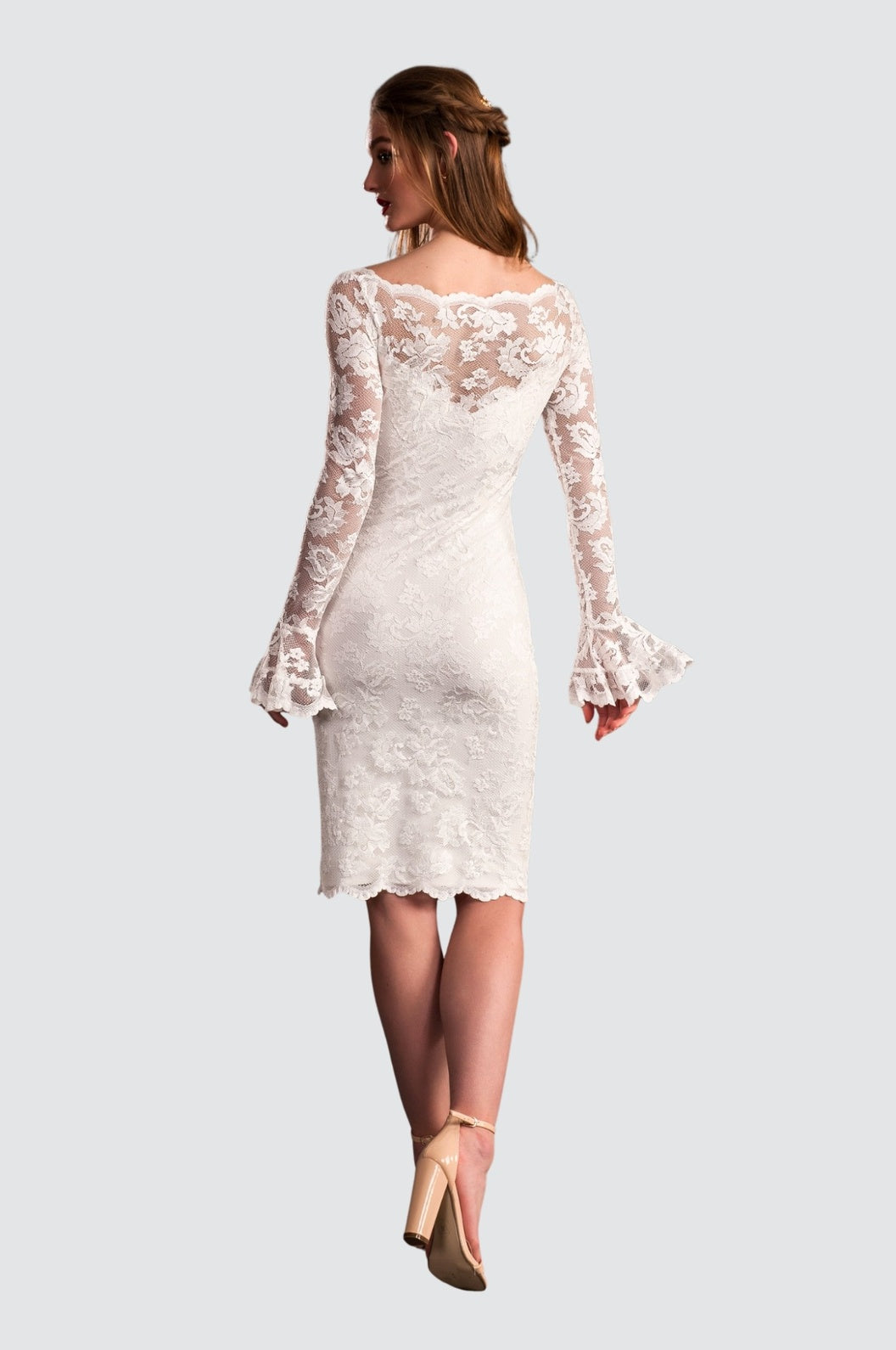 Robe mi-longue en dentelle avec volants subtils