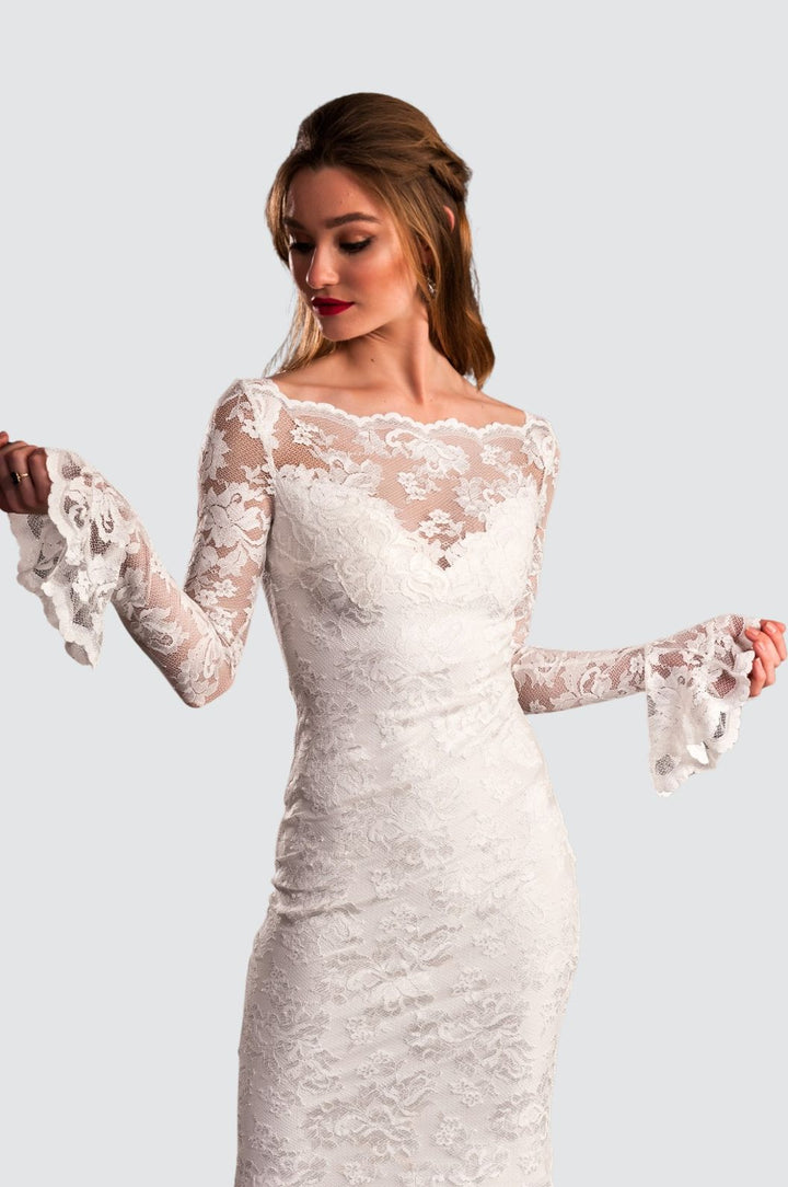 Robe mi-longue en dentelle avec volants subtils