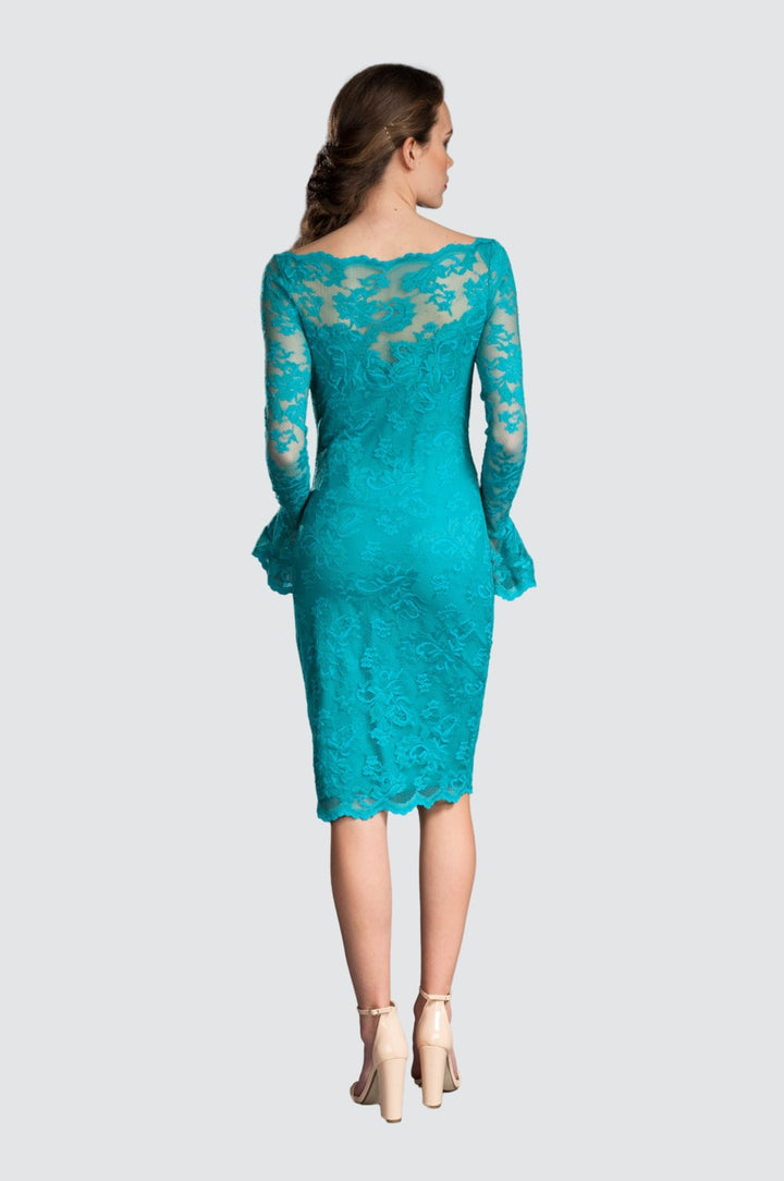 Robe mi-longue en dentelle avec volants subtils