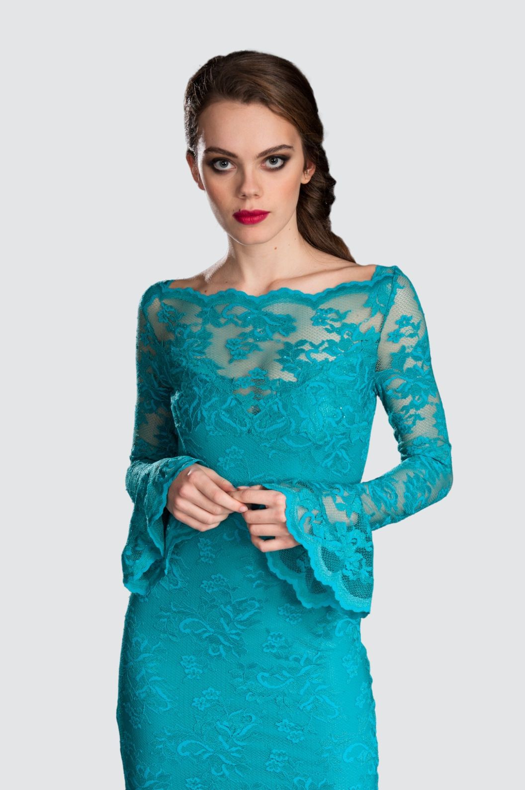 Robe mi-longue en dentelle avec volants subtils