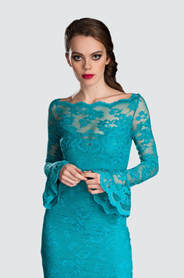 Robe mi-longue en dentelle avec volants subtils