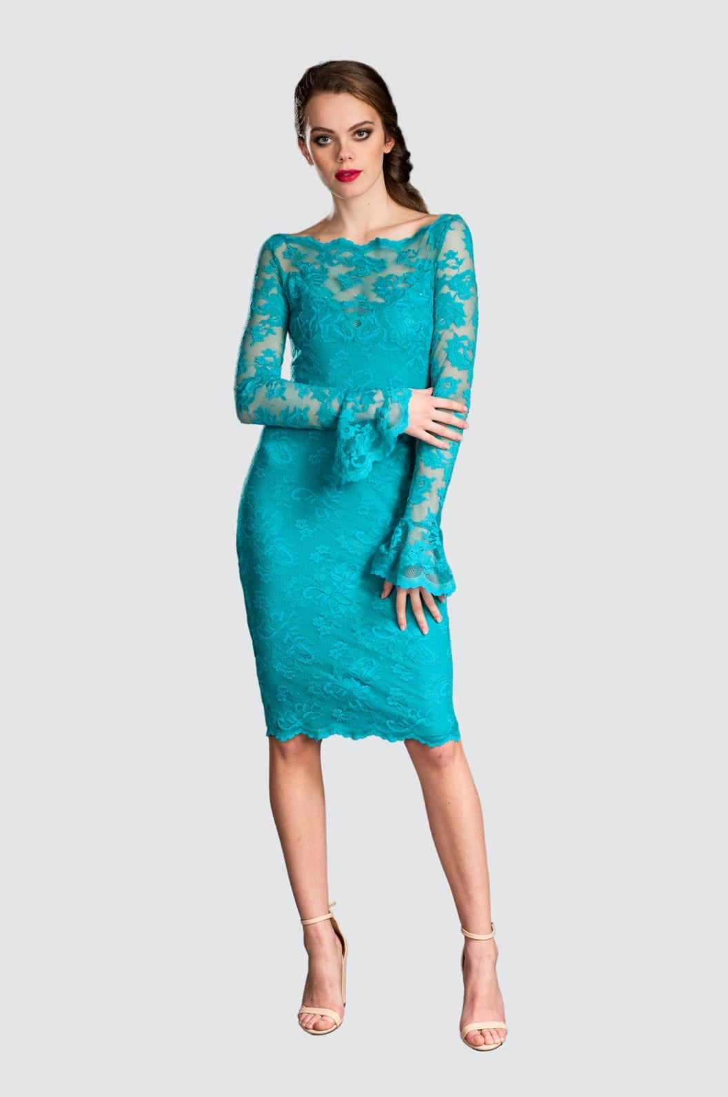 Robe mi-longue en dentelle avec volants subtils