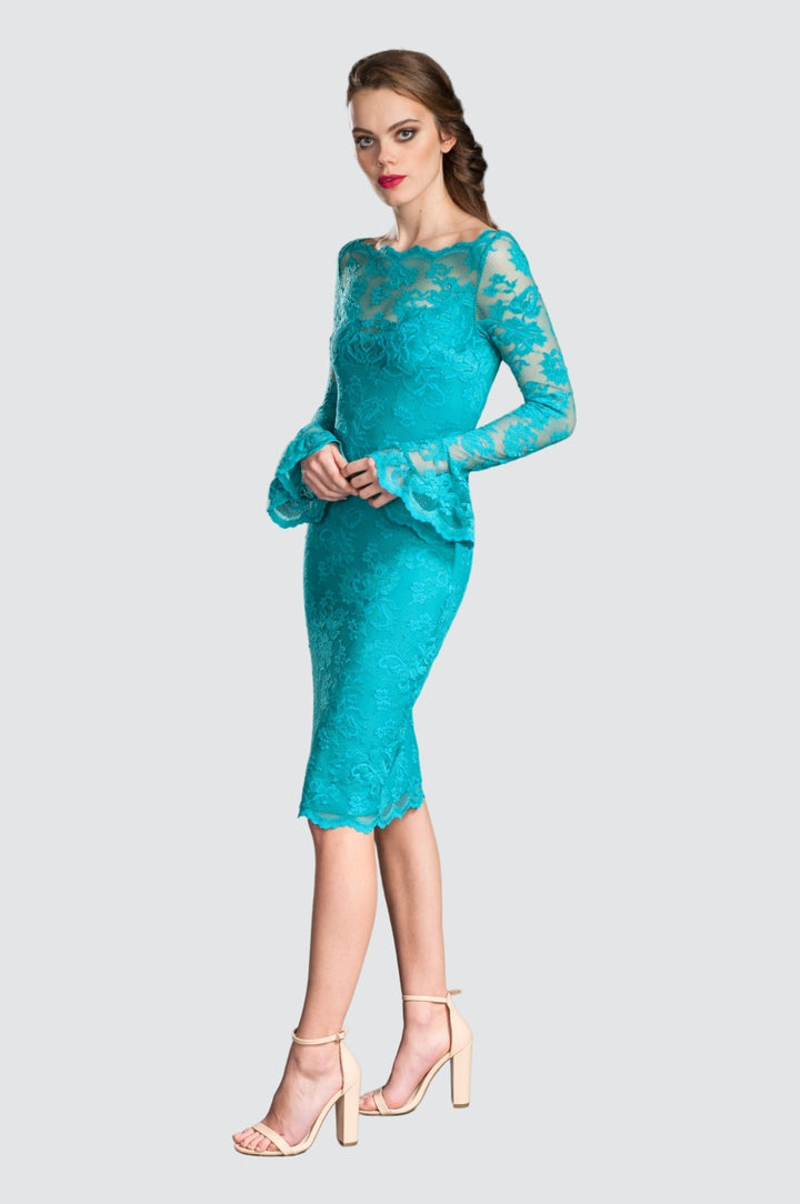 Robe mi-longue en dentelle avec volants subtils