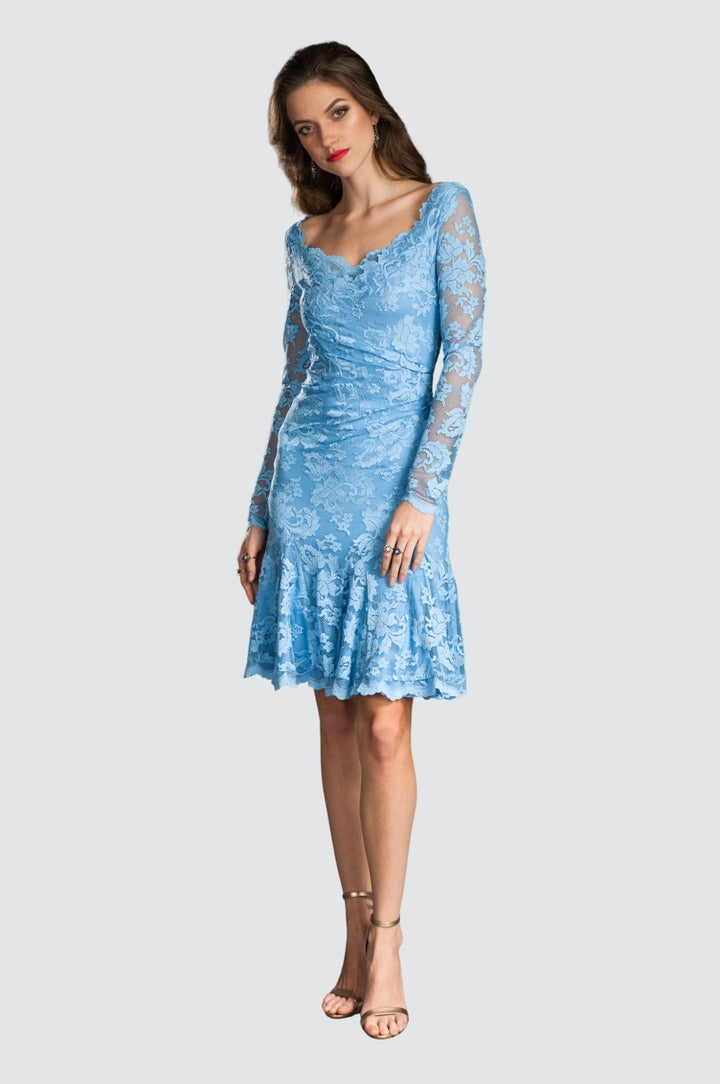 Robe de cocktail en dentelle à manches longues