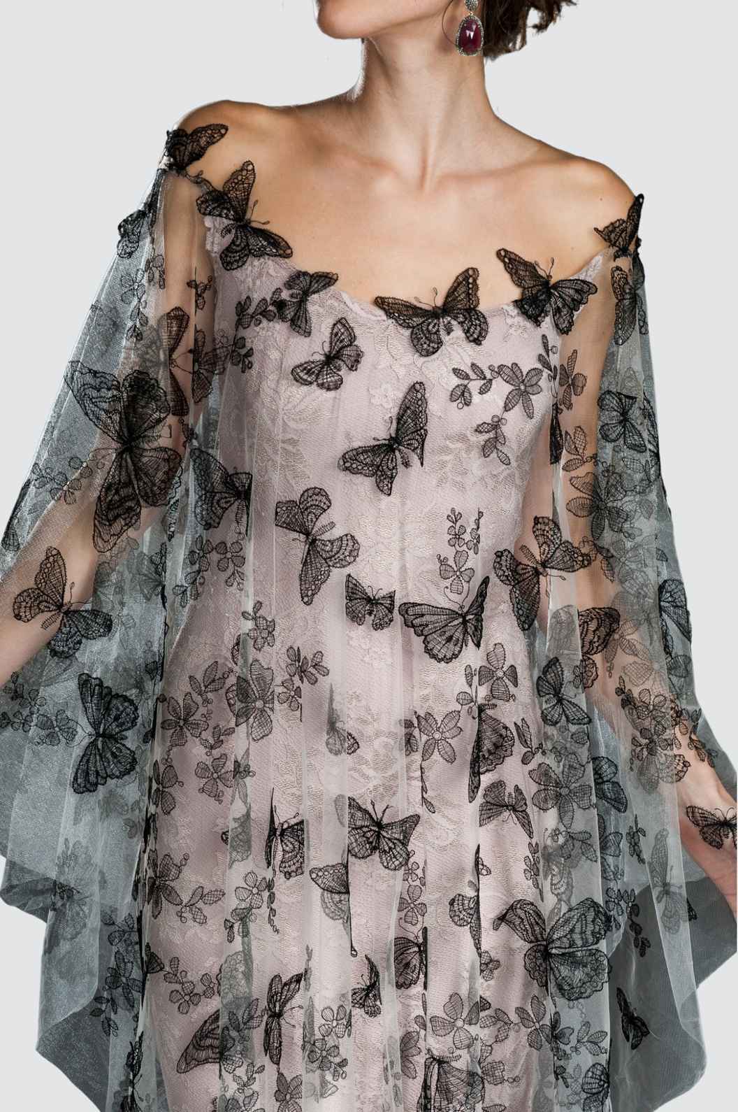 Robe de cocktail asymétrique en dentelle et franges