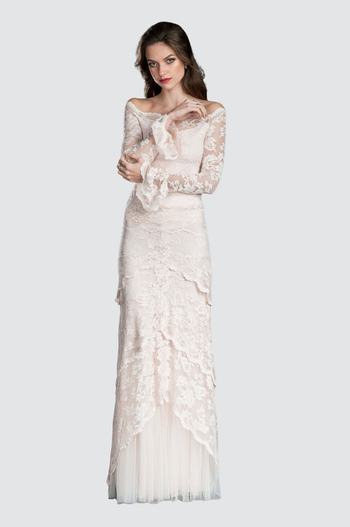 Bodenlanger Spitzenrock mit Lagen